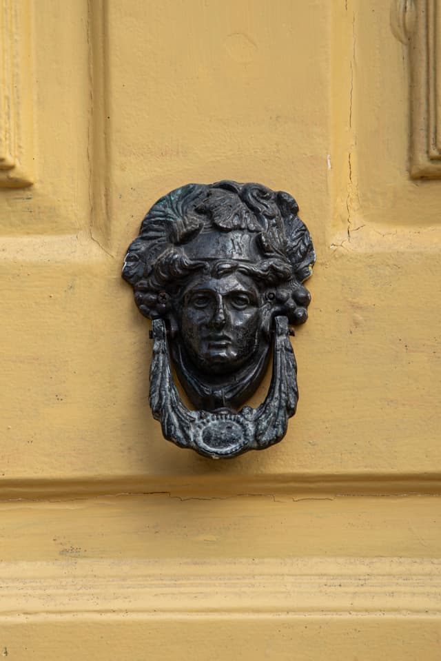 Batedor de porta antigo